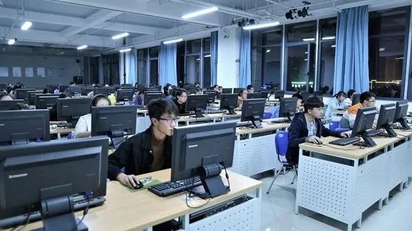 智能信息管理學院 融合創新，引領數字化時代餐飲與旅游管理